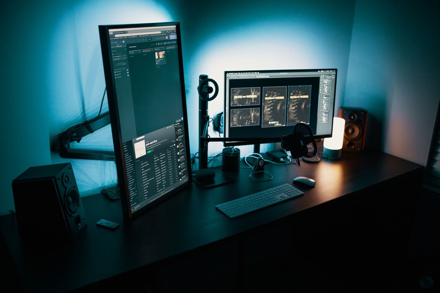 Estação de trabalho desktop com dois monitores e software em uso