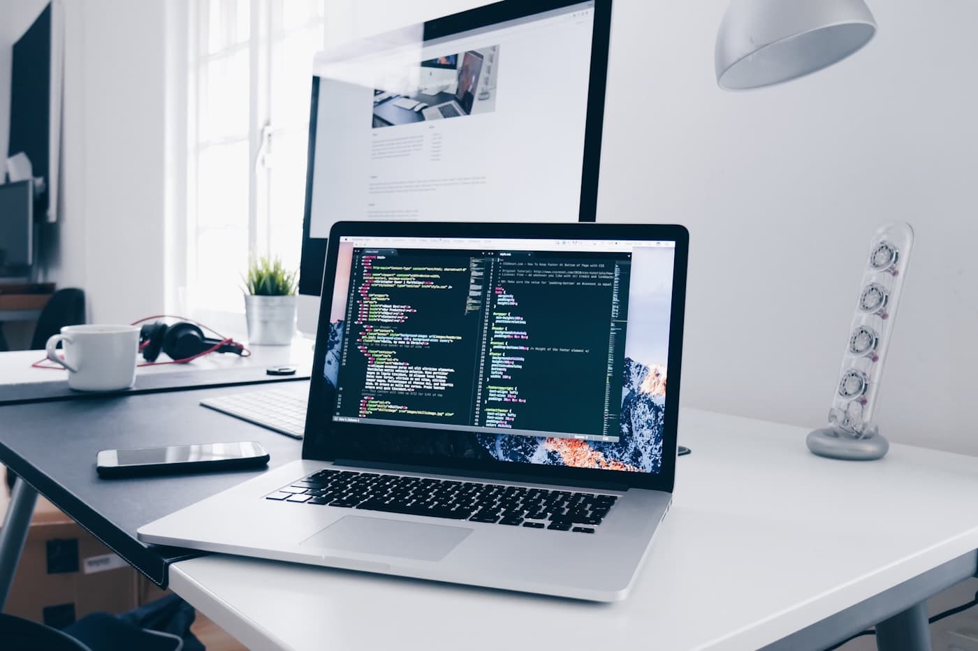 Desenvolvedor trabalhando em software personalizado em notebook